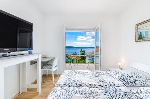 Modernes Apartment nur 350 Meter zum Sandstrand mit Meerblick, eigenem Liegestuhl, Grill