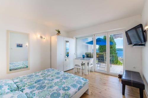 Modernes Apartment nur 350 Meter zum Sandstrand mit Meerblick, eigenem Liegestuhl, Grill