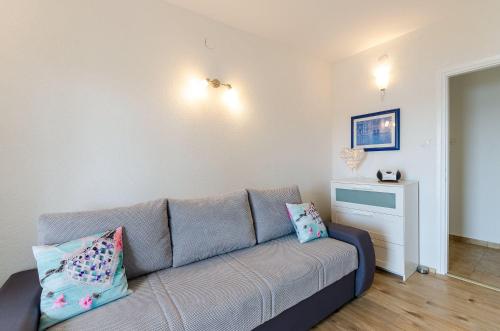 Modernes Apartment nur 350 Meter zum Sandstrand mit Meerblick, eigenem Liegestuhl, Grill
