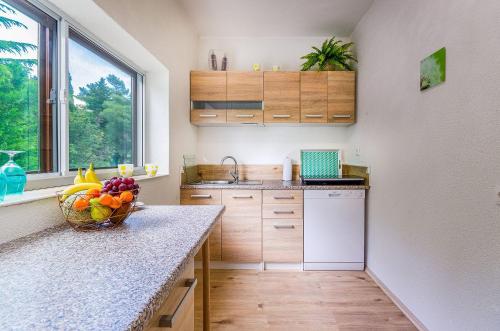 Modernes Apartment nur 350 Meter zum Sandstrand mit Meerblick, eigenem Liegestuhl, Grill