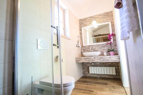 Ένα μπάνιο στο Atemberaubende Finca mit Bikes, Salzwasserpool, Meerblick, Spielplatz, Lounge-Bereich