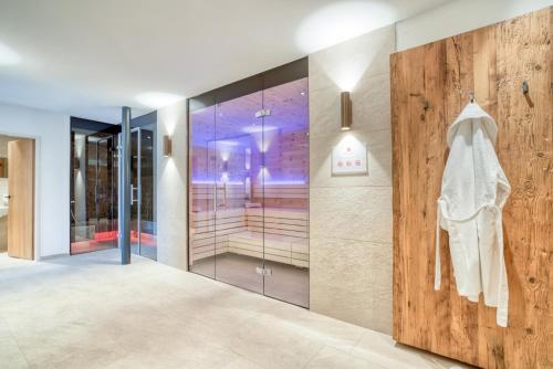 a pivot pivot door in a hallway with glass panels at Apartments Leipziger Hof in Innsbruck