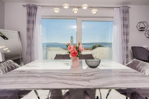 Exquisites Apartment nur 350 Meter zum Strand mit herrlichem Meerblick, Privatparkplatz, WiFi