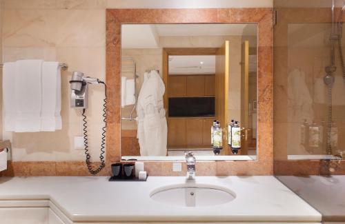 Bilik mandi di Altis Suites Apartamentos Turísticos