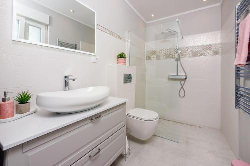Exquisites Apartment nur 350 Meter zum Strand mit herrlichem Meerblick, Privatparkplatz, WiFi