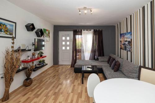 Malerisches Apartment nur 200 Meter zum Strand mit privater Terrasse, Grill, Pool, Lounge-Bereich