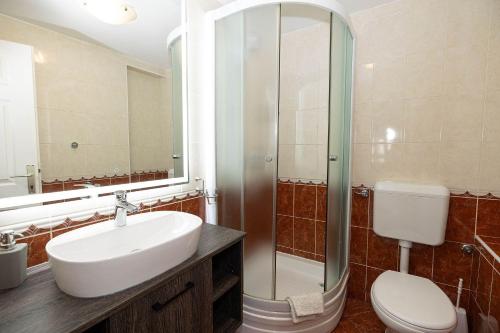 Malerisches Apartment nur 200 Meter zum Strand mit privater Terrasse, Grill, Pool, Lounge-Bereich