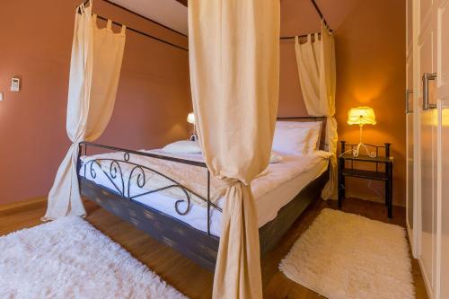 a bedroom with a canopy bed with a rug at Hundefreundliche Finca mit 3 Klimaanlagen, Privatpool, Grill, Waschmaschine, Heizung in Križišće