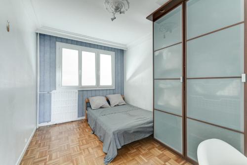 une chambre avec un lit et une fenêtre dans l'établissement Le Cosy, à Saint-Priest