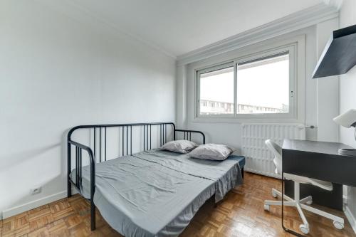 - une chambre avec un lit, un bureau et un piano dans l'établissement Le Cosy, à Saint-Priest