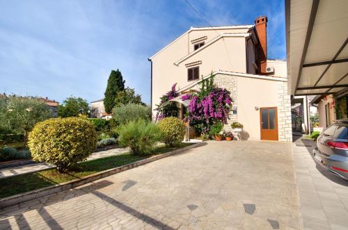 Cozy Apartment mit Babybett, privater Terrasse, Privatparkplatz, WiFi