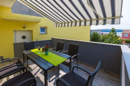 Charmantes Apartment nur 500 Meter zum Strand mit Meerblick, privatem Balkon, Privatparkplatz