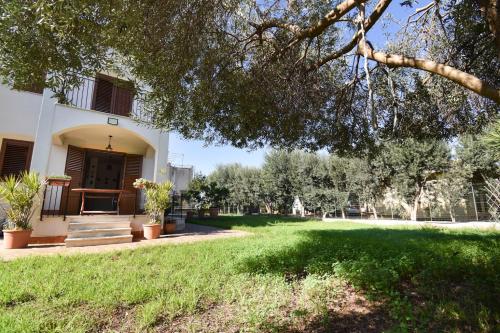Taman di luar Casa Carini - Villa Vacanze sul Mare con piscina idromassaggio