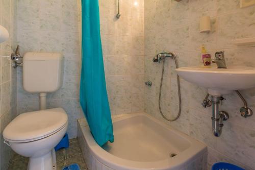 Charmantes Apartment nur 500 Meter zum Strand mit Meerblick, privatem Balkon, Privatparkplatz