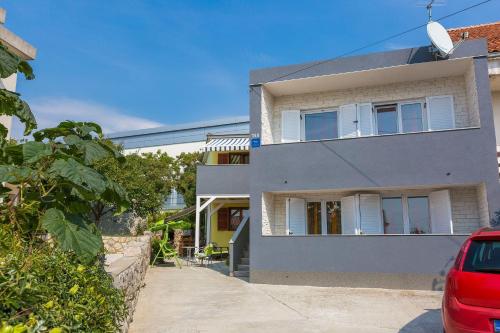 Charmantes Apartment nur 500 Meter zum Strand mit Meerblick, privatem Balkon, Privatparkplatz
