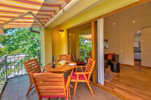 Malerisches Apartment nur 200 Meter zum Strand mit Meerblick, Privatparkplatz, Grillbereich