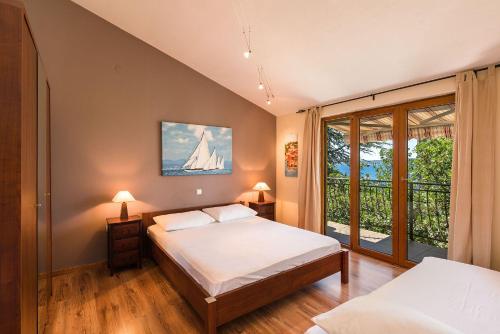 Ένα ή περισσότερα κρεβάτια σε δωμάτιο στο Malerisches Apartment nur 200 Meter zum Strand mit Meerblick, Privatparkplatz, Grillbereich