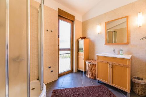 Ένα μπάνιο στο Malerisches Apartment nur 200 Meter zum Strand mit Meerblick, Privatparkplatz, Grillbereich