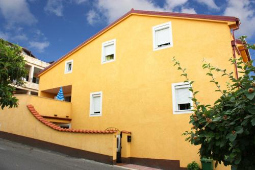 Modernes Apartment nur 350 Meter zum Strand mit privater Terrasse, Babybett, Elektrogrill