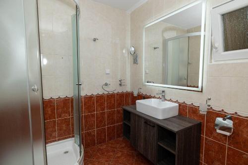 Faszinierendes Apartment nur 200 Meter zum Strand mit Meerblick, Pool, Grill, Lounge-Bereich