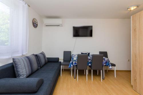 Idyllisches Apartment nur 400 Meter zum Sandstrand mit Meerblick, WiFi und Privatparkplatz