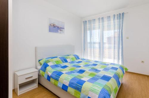 Idyllisches Apartment nur 400 Meter zum Sandstrand mit Meerblick, WiFi und Privatparkplatz