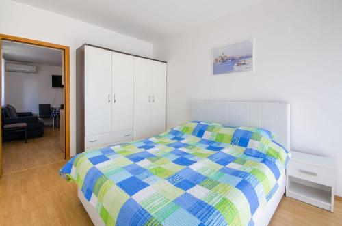 Idyllisches Apartment nur 400 Meter zum Sandstrand mit Meerblick, WiFi und Privatparkplatz
