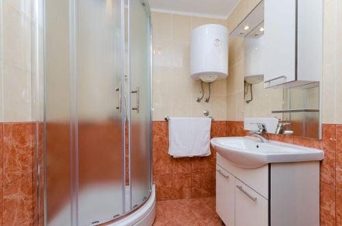 Idyllisches Apartment nur 400 Meter zum Sandstrand mit Meerblick, WiFi und Privatparkplatz