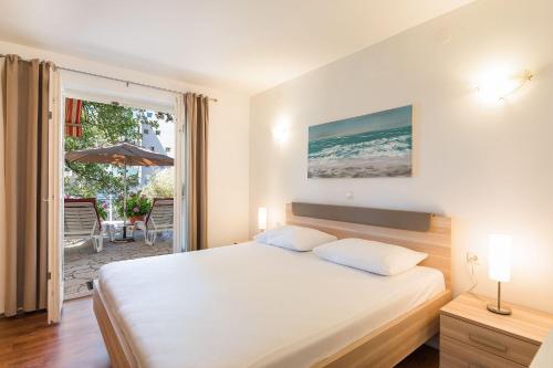 Ένα ή περισσότερα κρεβάτια σε δωμάτιο στο Charmantes Apartment nur 200 Meter zum Strand mit Meerblick, Liegen, Grillbereich