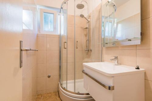 Ένα μπάνιο στο Charmantes Apartment nur 200 Meter zum Strand mit Meerblick, Liegen, Grillbereich