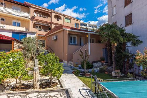 Mediterranes Apartment nur 300 Meter zum Sandstrand mit Meerblick