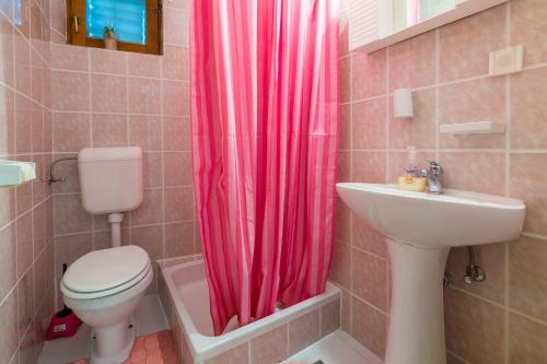 Mediterranes Apartment mit drei Terrassen, Grill, WiFi - nur 500 Meter zum Strand