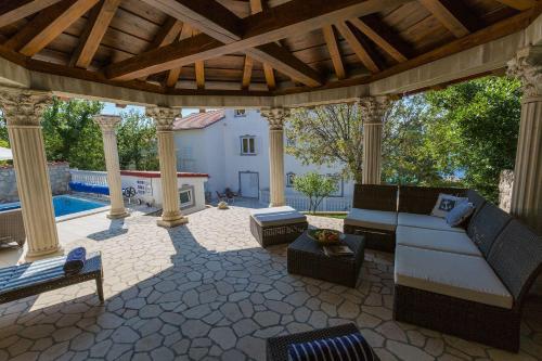 Einzigartiges Apartment mit grandiosen Meerblick, Pool, BBQ und nur 700 Meter zum Strand