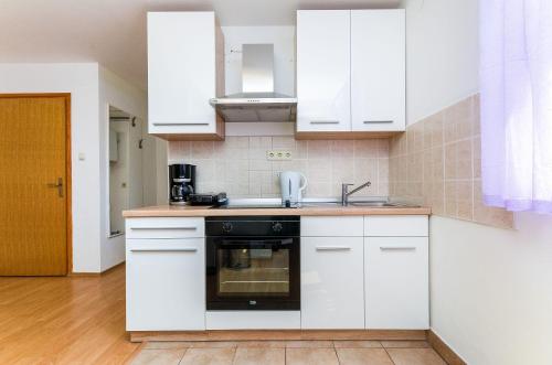 Helles Apartment nur 400 Meter zum Sandstrand mit Meerblick, WiFi, Privatparkplatz