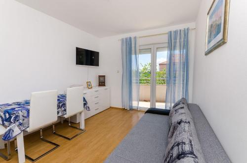 Helles Apartment nur 400 Meter zum Sandstrand mit Meerblick, WiFi, Privatparkplatz