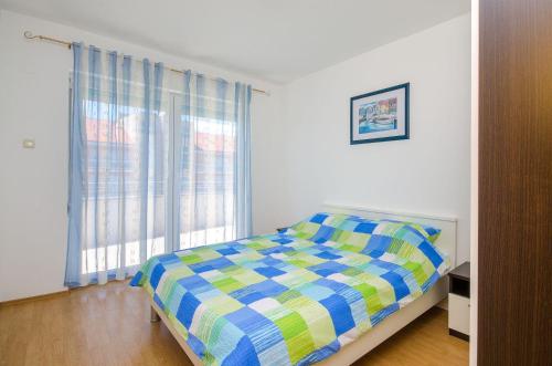 Helles Apartment nur 400 Meter zum Sandstrand mit Meerblick, WiFi, Privatparkplatz