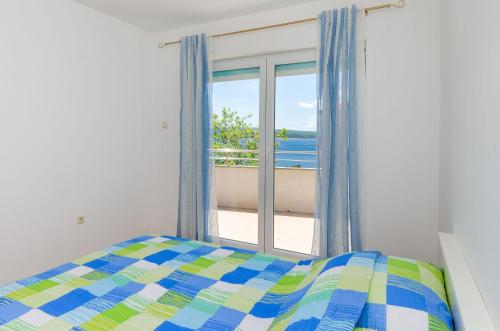 Helles Apartment nur 400 Meter zum Sandstrand mit Meerblick, WiFi, Privatparkplatz