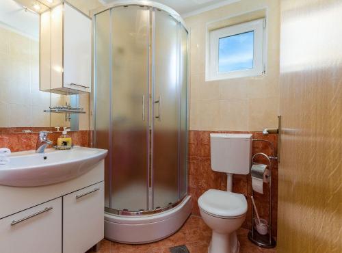 Helles Apartment nur 400 Meter zum Sandstrand mit Meerblick, WiFi, Privatparkplatz