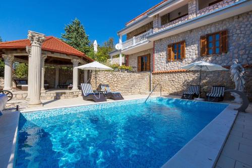 Reizendes Apartment nur 700 Meter zum Strand mit Meerblick, Pool, BBQ, WiFi