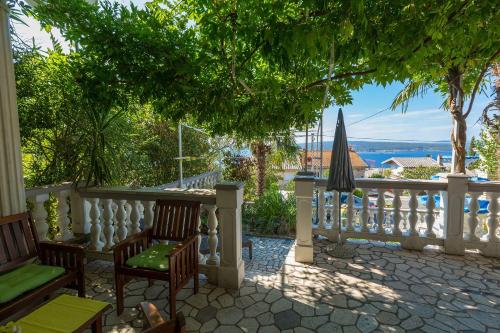 Reizendes Apartment nur 700 Meter zum Strand mit Meerblick, Pool, BBQ, WiFi