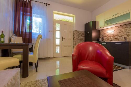 Reizendes Apartment nur 700 Meter zum Strand mit Meerblick, Pool, BBQ, WiFi