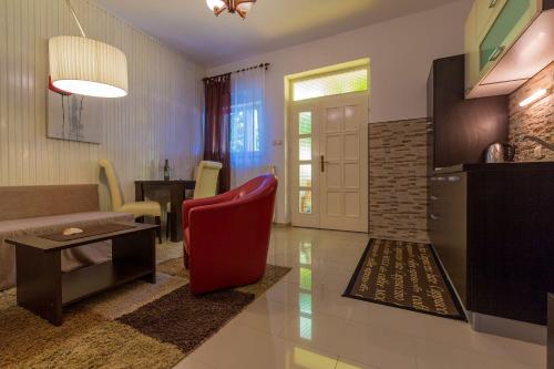 Reizendes Apartment nur 700 Meter zum Strand mit Meerblick, Pool, BBQ, WiFi