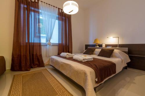 Reizendes Apartment nur 700 Meter zum Strand mit Meerblick, Pool, BBQ, WiFi