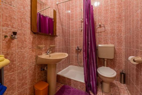 Reizendes Apartment nur 700 Meter zum Strand mit Meerblick, Pool, BBQ, WiFi