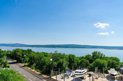 Komfortables Apartment nur 500 Meter zum Strand mit Meerblick, privatem Balkon, Grill