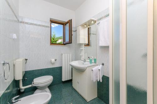 Komfortables Apartment nur 500 Meter zum Strand mit Meerblick, privatem Balkon, Grill