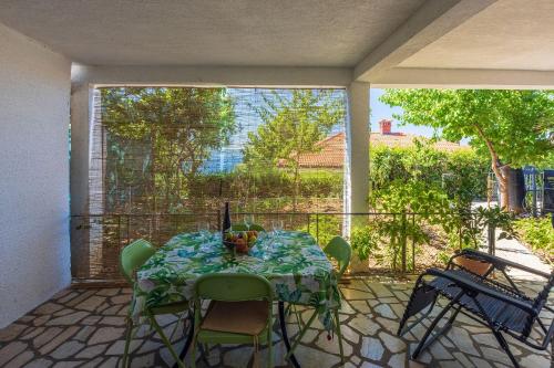 Idyllisches Apartment nur 150 Meter zum Strand mit privater Terrasse, Garten, WiFi