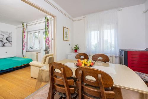 Hundefreundliches Apartment nur 150 Meter zum Strand mit Meerblick, BBQ, WiFi