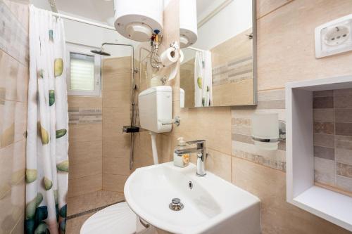 Hundefreundliches Apartment nur 150 Meter zum Strand mit Meerblick, BBQ, WiFi
