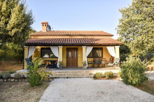 Hundefreundliches Ferienhaus nur 500 Meter zum Strand mit Meerblick und tollem Privatgarten